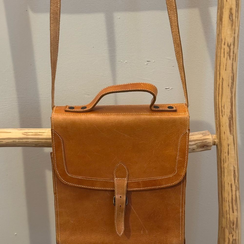 Vintage Tan Leather Women’s Crossbody Bag